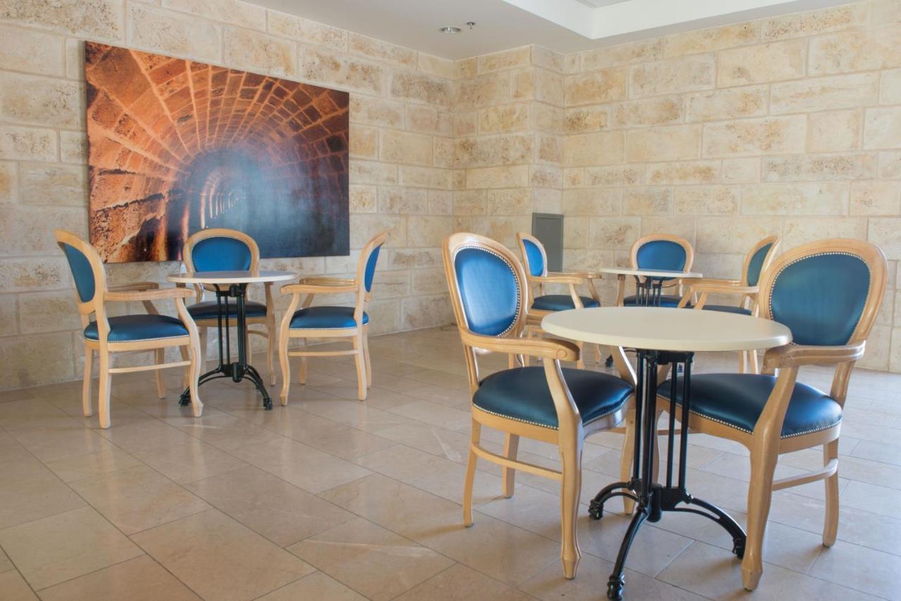 Hi - Akko Knights Hostel Bagian luar foto